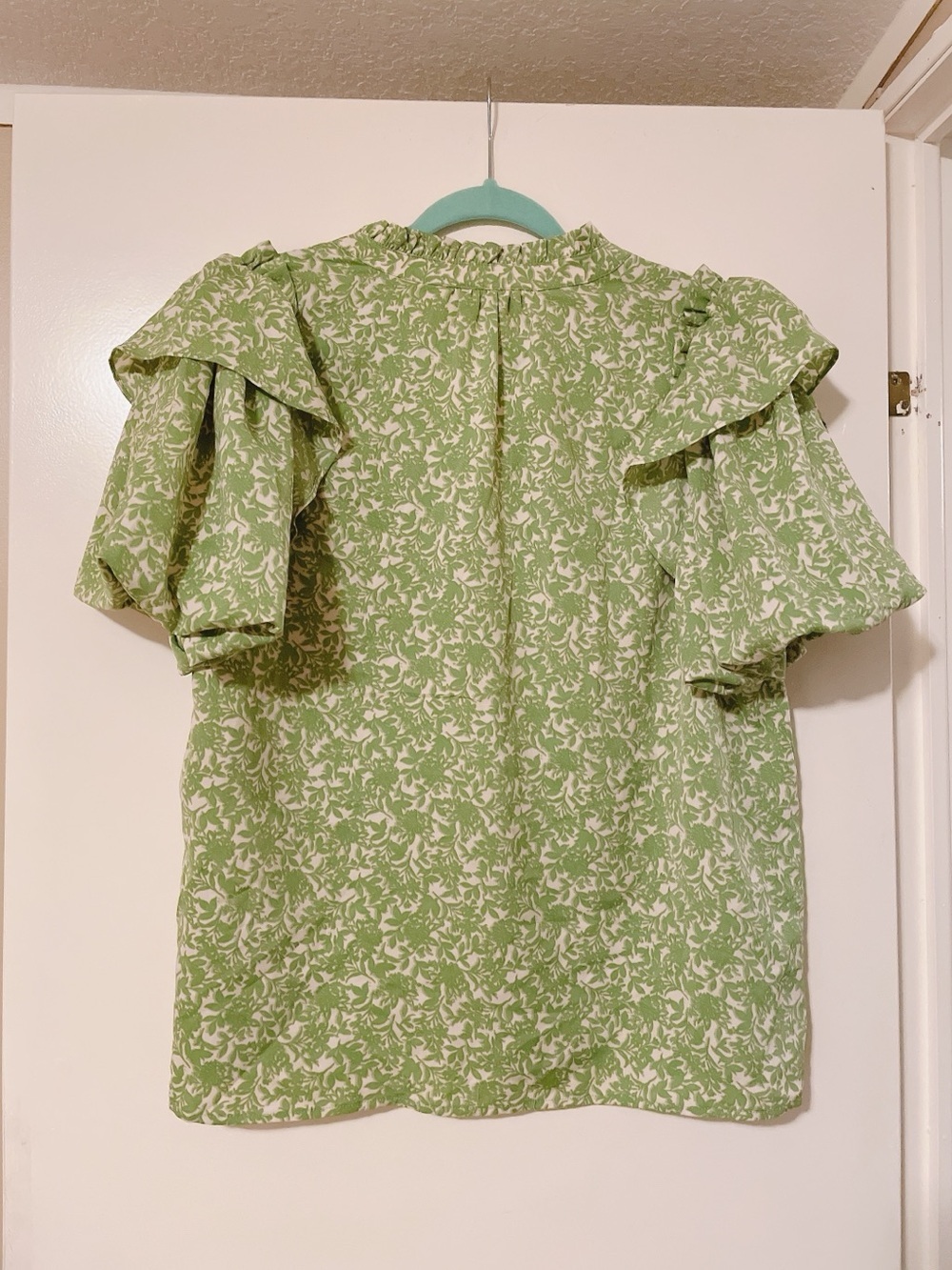 Entro Light Green Floral V-Neck Women's Top Size M - Picture 8 of 9